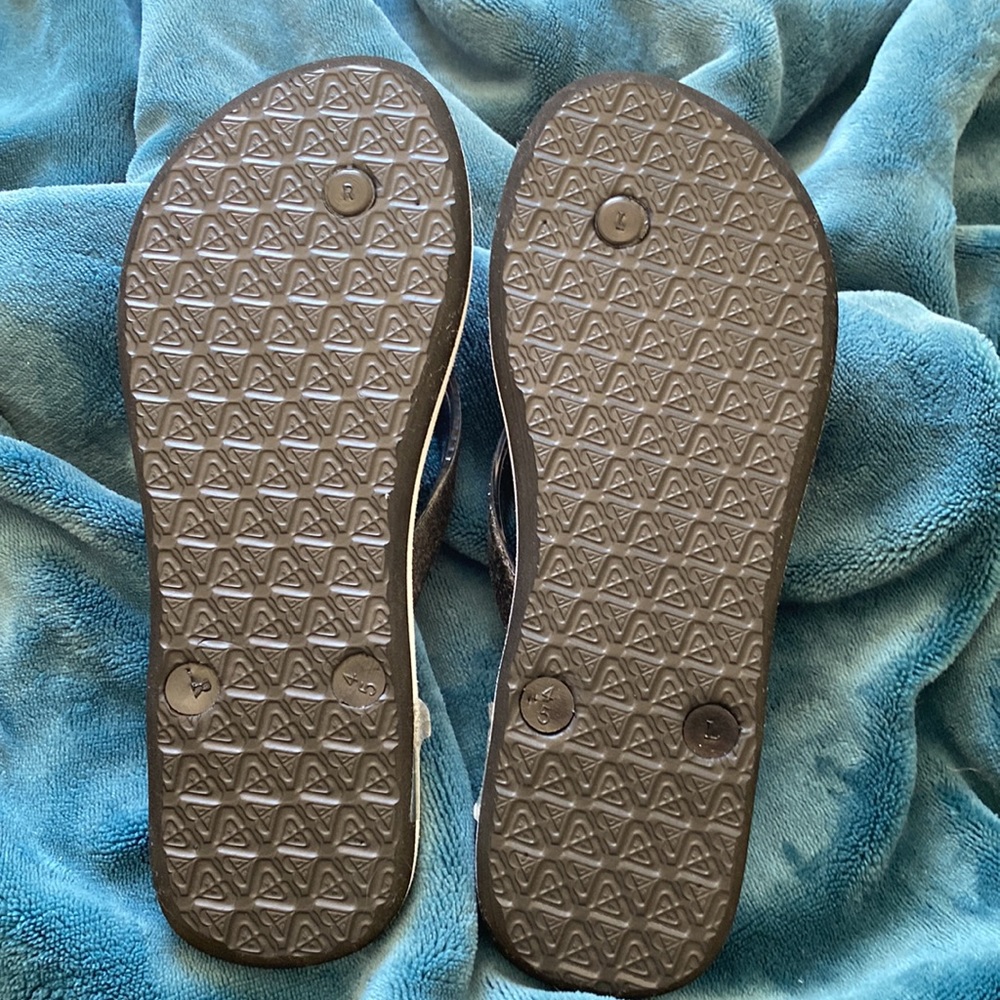NWOT… Roxy flip-flops. - Picture 4 of 5